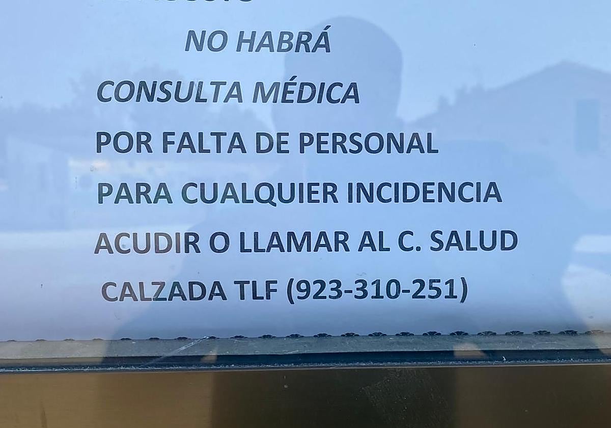 Cartel que aparece en la puerta del centro médico de El Arco