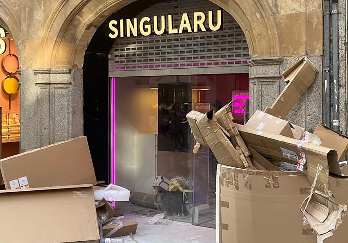 Últimos retoques de la tienda de Singularu para su inminente apertura en el centro de Salamanca.