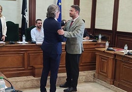 Antonio Cámara, a la derecha, tomando posesión como nuevo alcalde de Béjar.