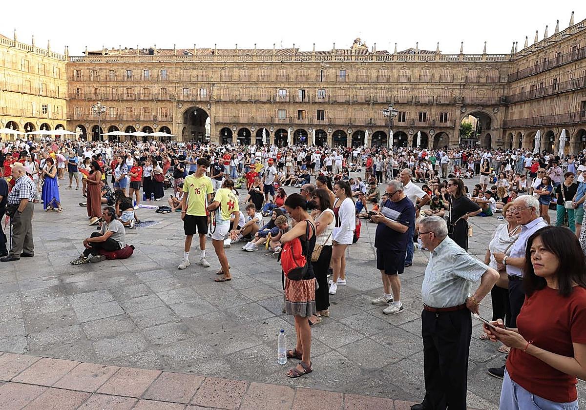 Gran cantidad de personas concentradas en la Plaza Mayor de Salamanca para seguir la final de la Eurocopa femenina de fútbol en una pantalla gigante.
