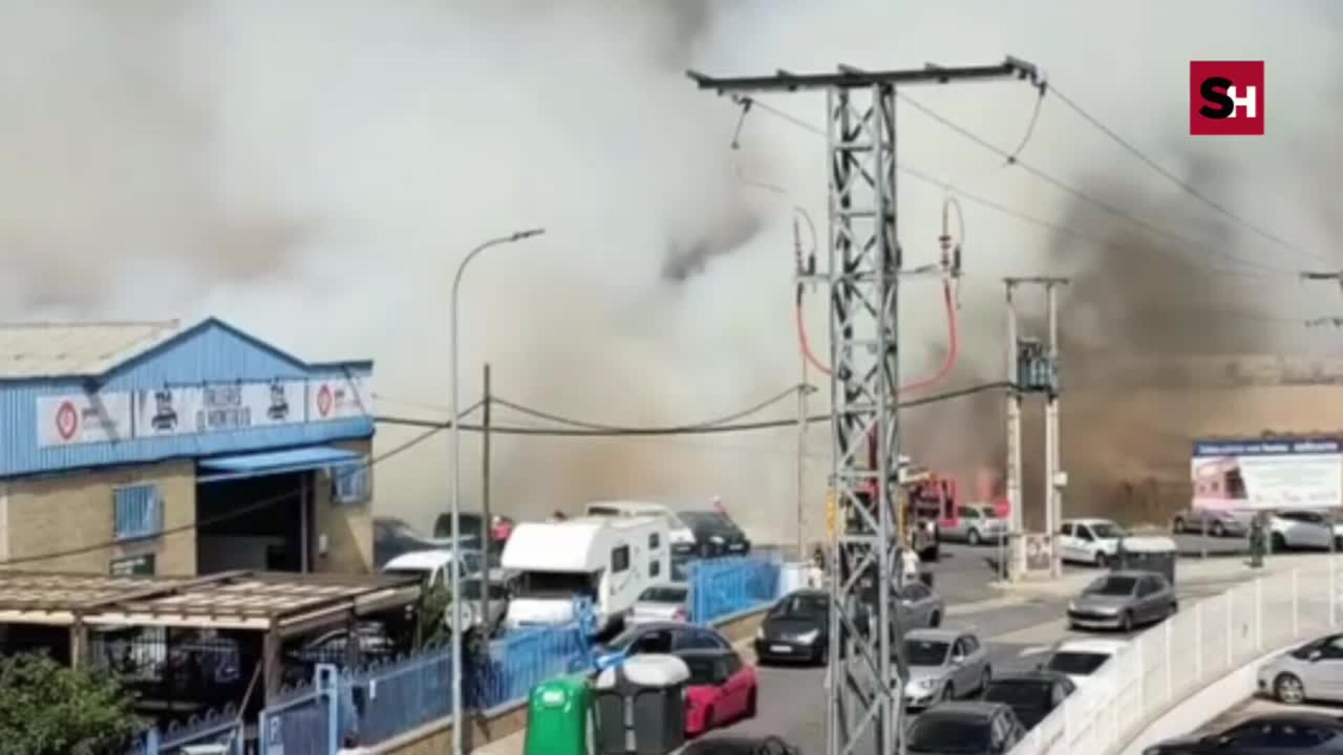 Un incendio en el polígono de Los Montalvos provoca una espectacular humareda