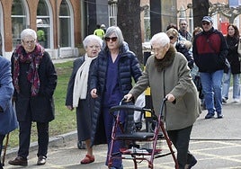 Grupo de señoras mayores en una imagen de archivo