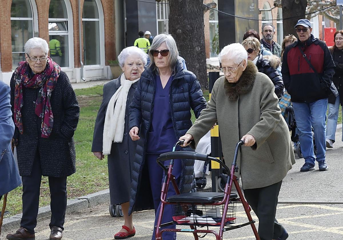 Grupo de señoras mayores en una imagen de archivo