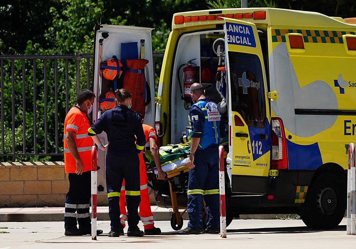 Una ambulancia se dispone a trasladar a un herido en una imagen de archivo.