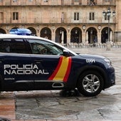 Un vehículo de la Policía Nacional transita por la Plaza Mayor de Salamanca.
