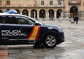 Un vehículo de la Policía Nacional transita por la Plaza Mayor de Salamanca.