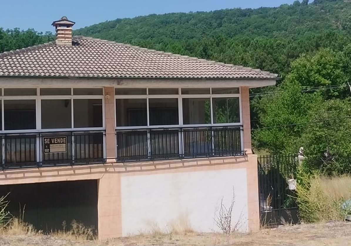 La casa de pueblo en Salamanca de 320 metros cuadrados y una gran terraza acristalada