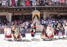 Un momento del ofertorio en la plaza de La Alberca.