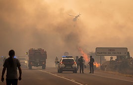 Bomberos y Guardia Civil en el incendio de Martín de Yeltes.