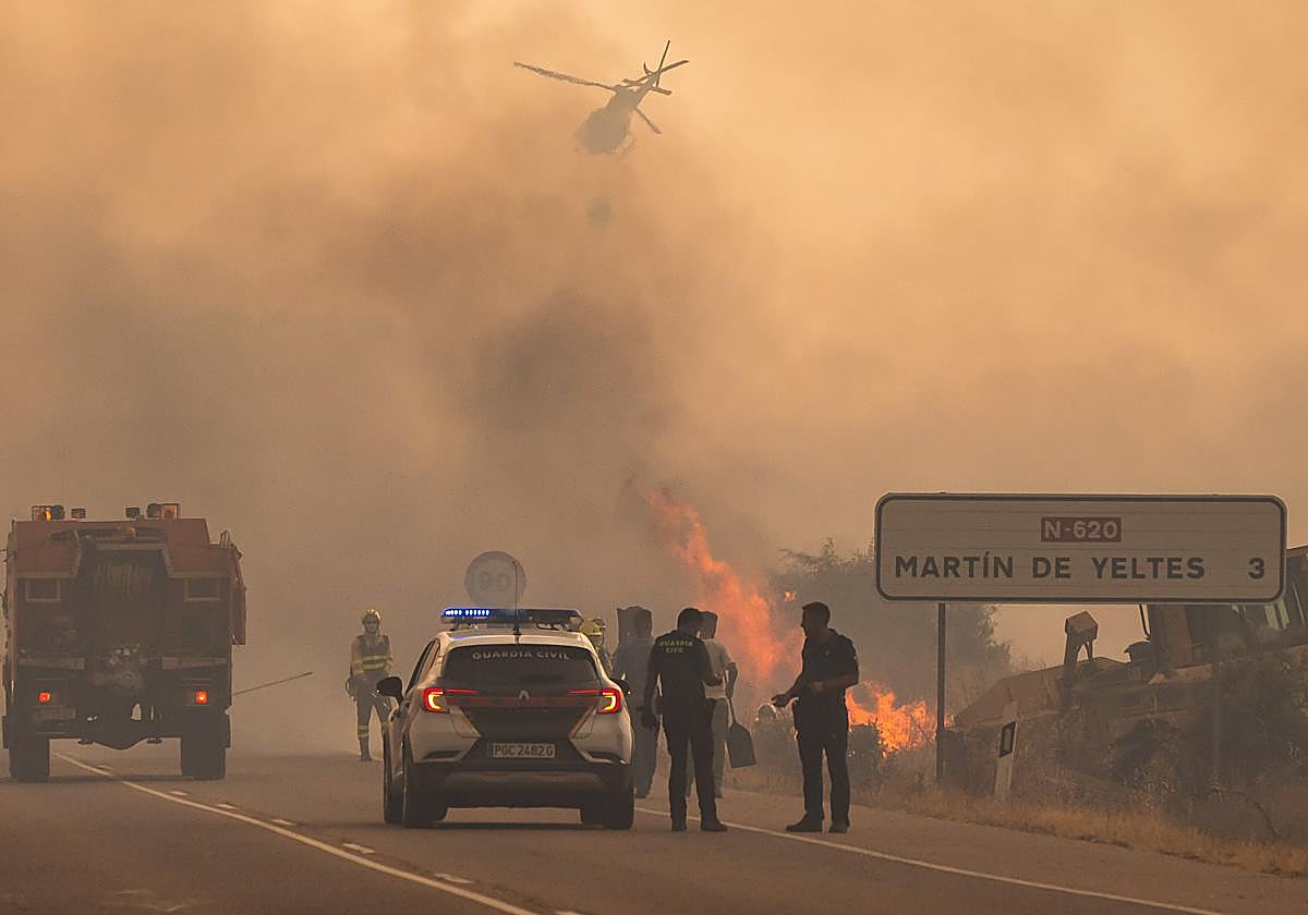 Bomberos y Guardia Civil en el incendio de Martín de Yeltes.