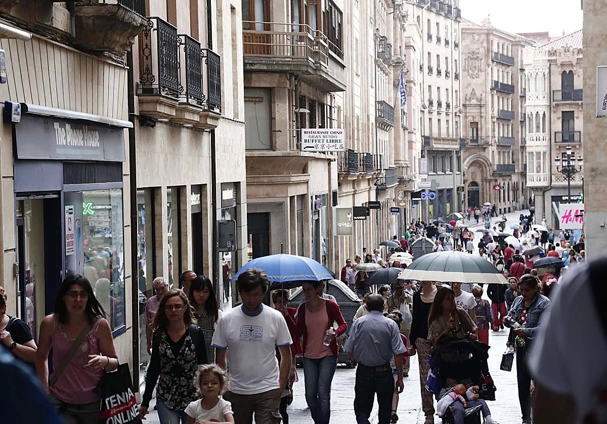 Gente de paseo por en el centro de Salamanca en una imagen de archivo