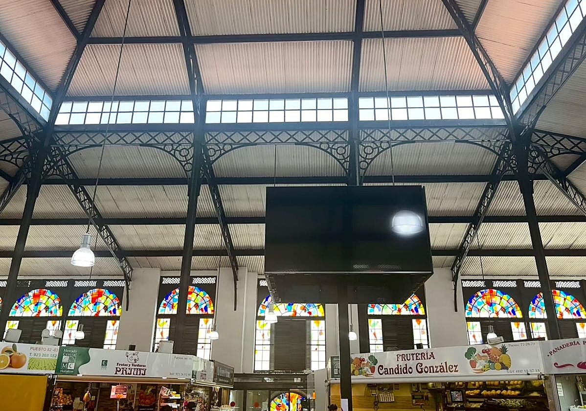 Pantalla instalada en un mercado municipal de Salamanca.