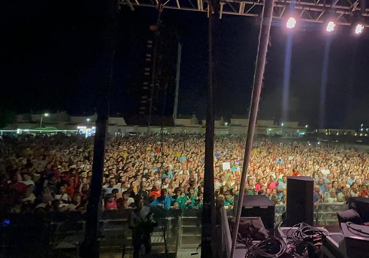 El público de Valdelosa llena el recinto del concierto en las fiestas de San Roque del año pasado.