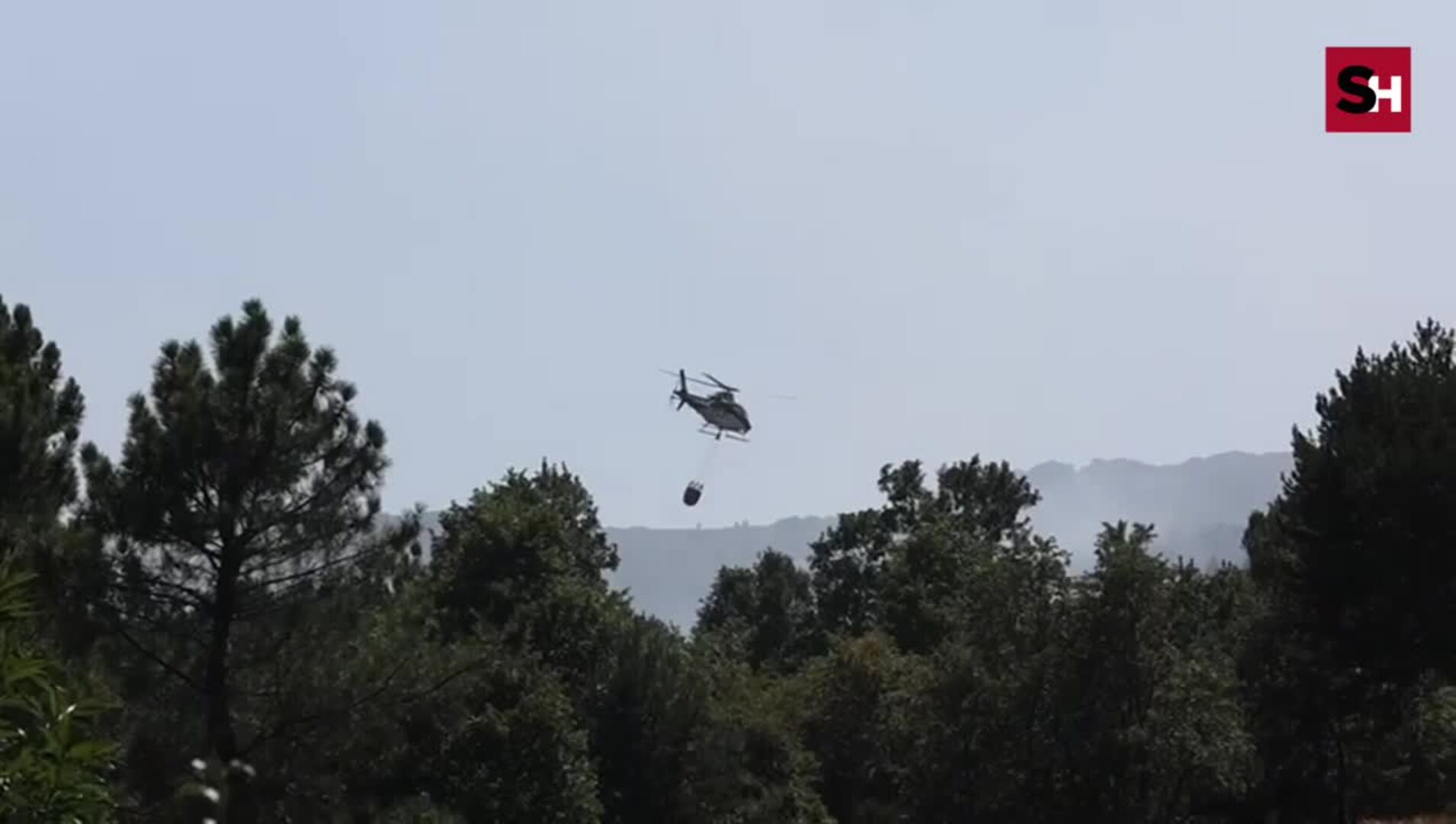Una treintena de efectivos trabajan para sofocar el incendio en La Alberca