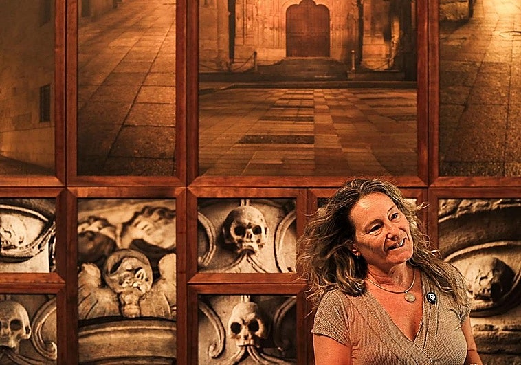 Raquel Barbero frente a una composición de imágenes de las Catedrales de Salamanca de Ángel Marcos de 'Topologías intempestivas' en el Museo Da2.