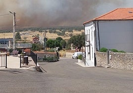 Vista del incendio de Cipérez desde la localidad salmantina.