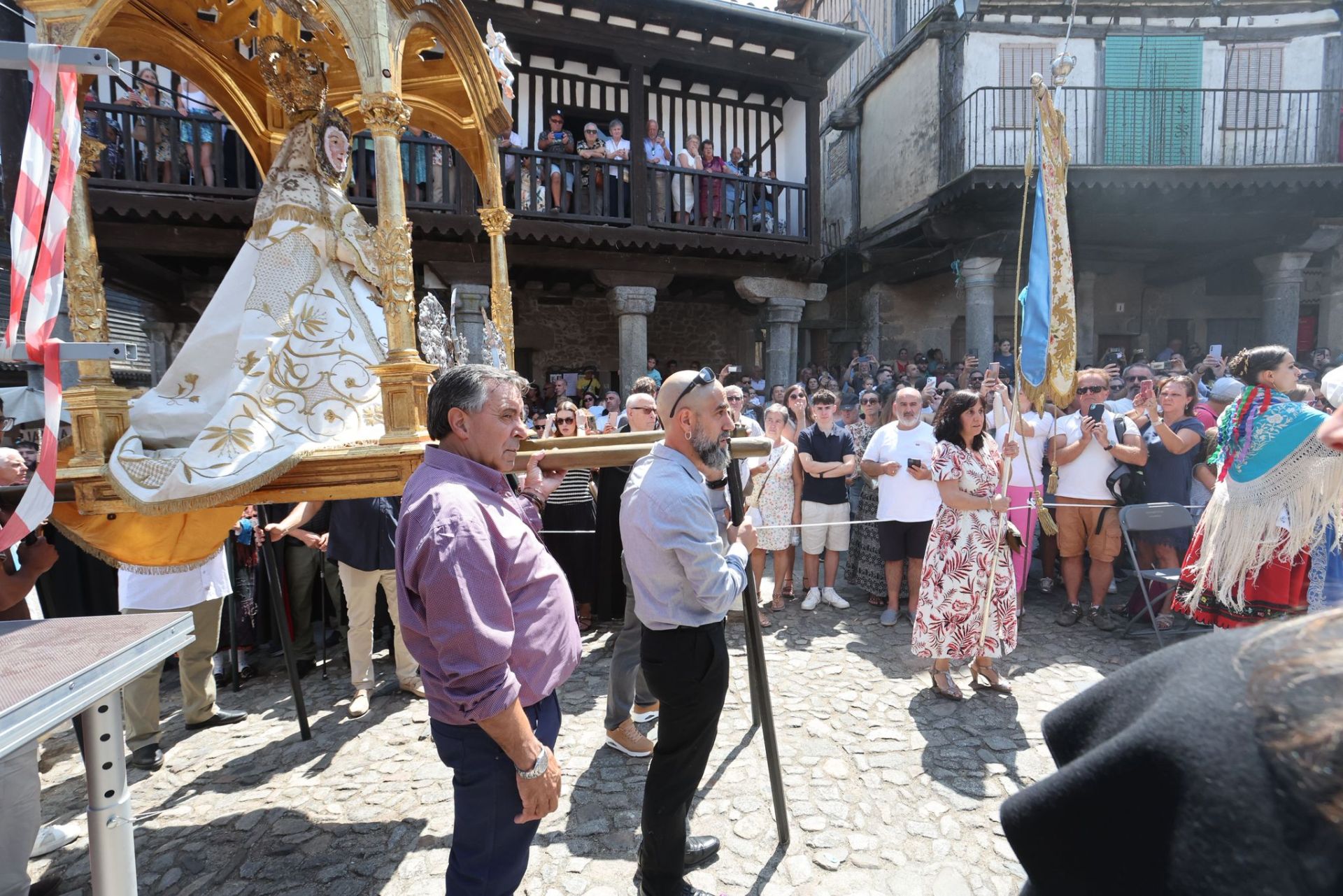 La Alberca &#039;con el corazón dividido entre el fuego y el inicio de las fiestas&#039;