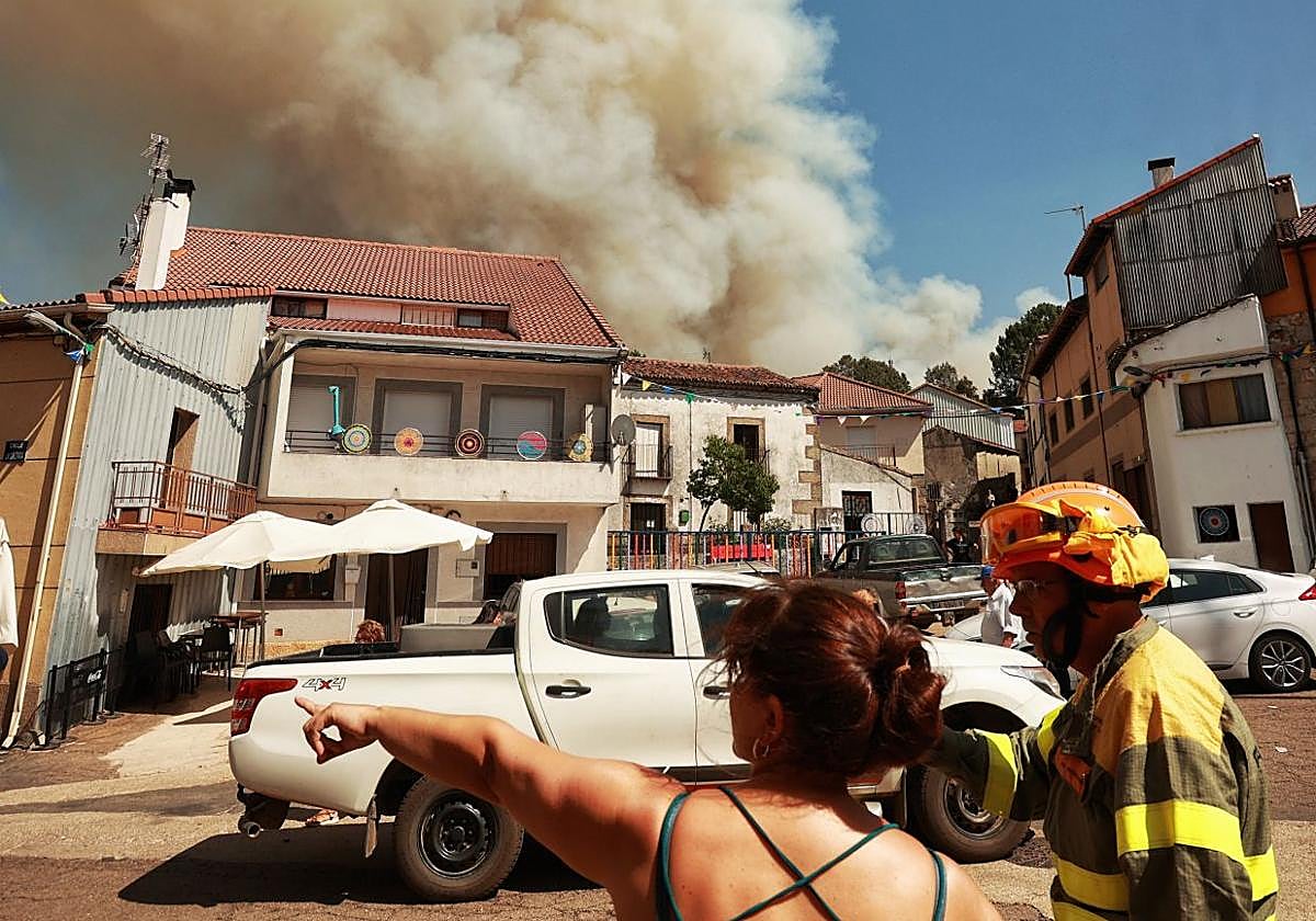 El humo sale ya por detrás de las casas en El Payo en Salamanca.