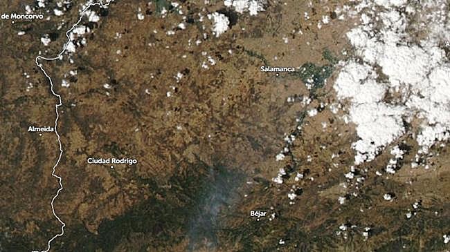 Imagen antes - La dimensión de los incendios en Salamanca: así se ve desde el cielo el humo