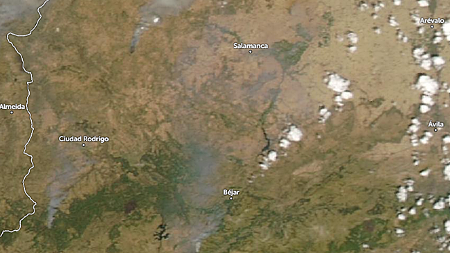 Imagen después - La dimensión de los incendios en Salamanca: así se ve desde el cielo el humo