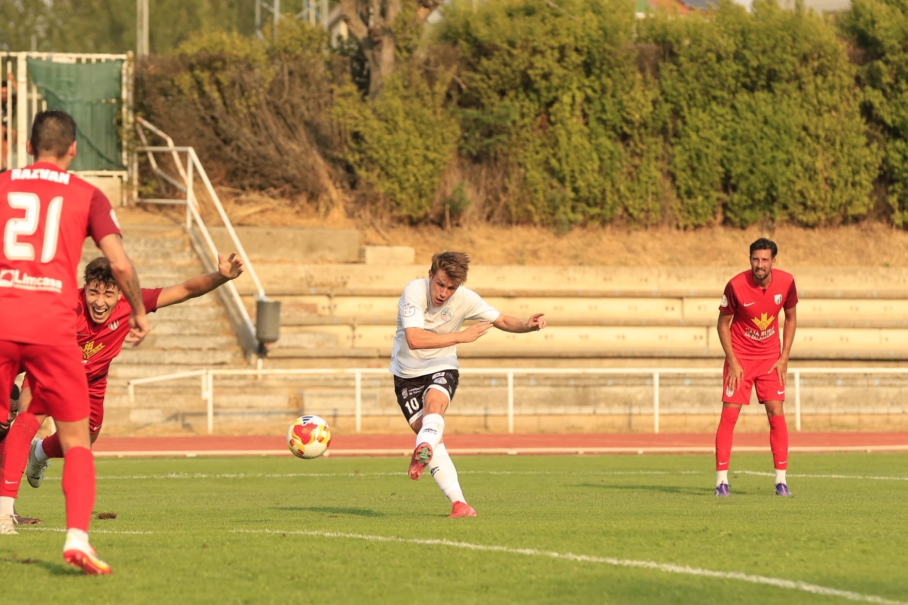 El derbi entre el Salamanca UDS y el Santa Marta, en imágenes