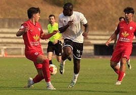 Una accion del encuentro en Las Pistas entre el Salamanca UDS y el Santa Marta de la fase autonómica de la Copa RFEF.