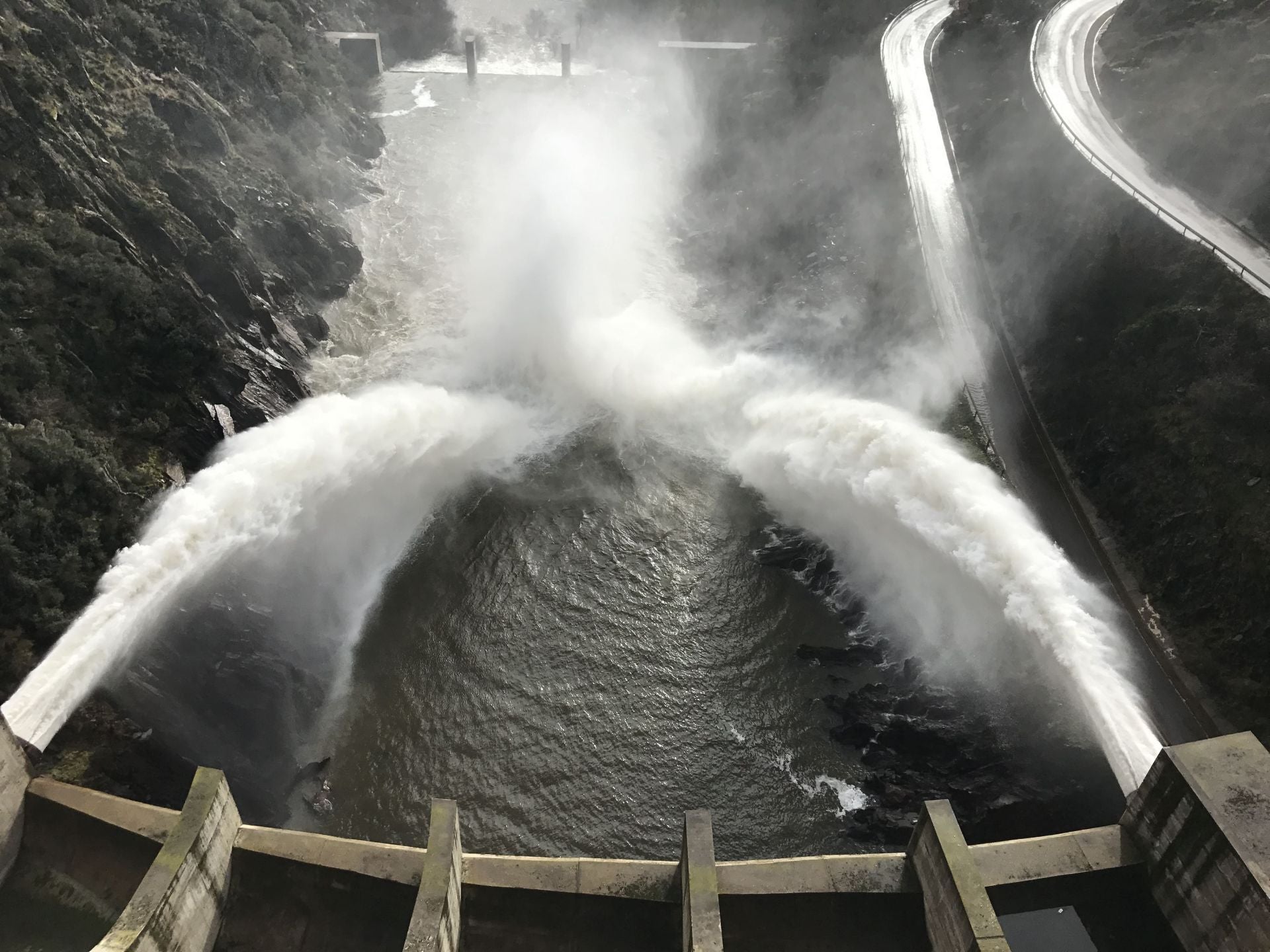 La presa de Irueña, durante un desembalse.