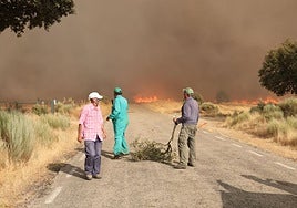 Tres vecinos voluntarios en el incendio de Cipérez, en Salamanca.