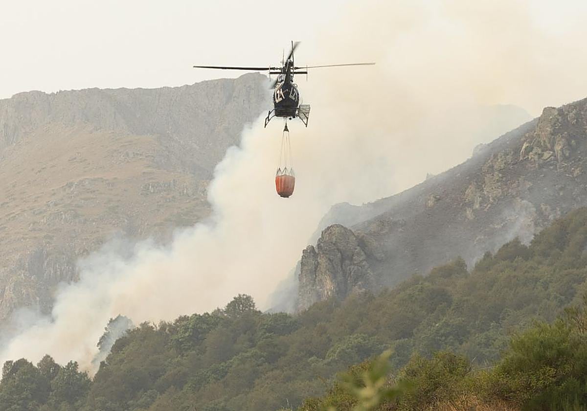Un helicóptero en los incendios de León.
