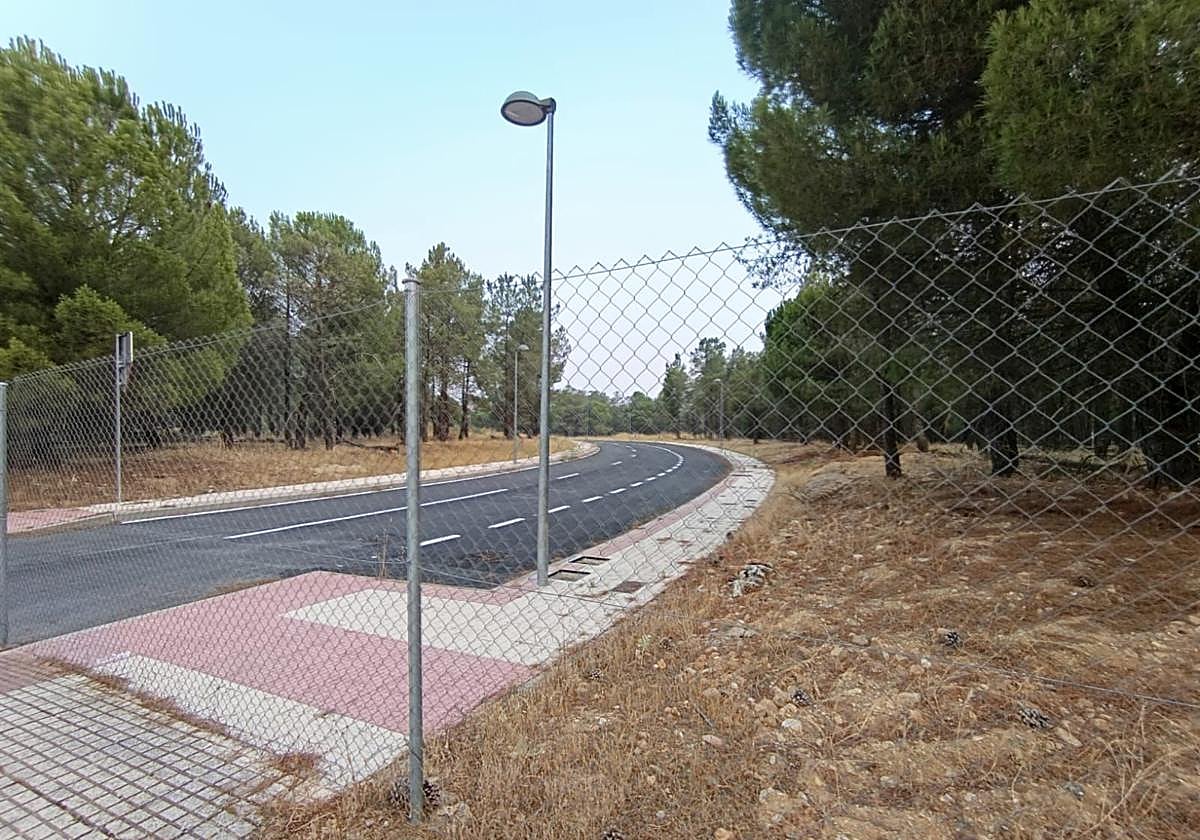 La urbanización está totalmente hecha y cerrada a falta de chalets.