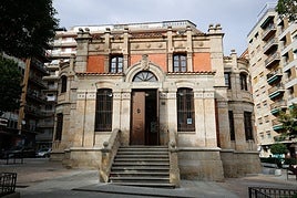 El edificio de la biblioteca de Gabriel y Galán.