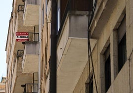 Cartel de alquiler en una calle de Salamanca