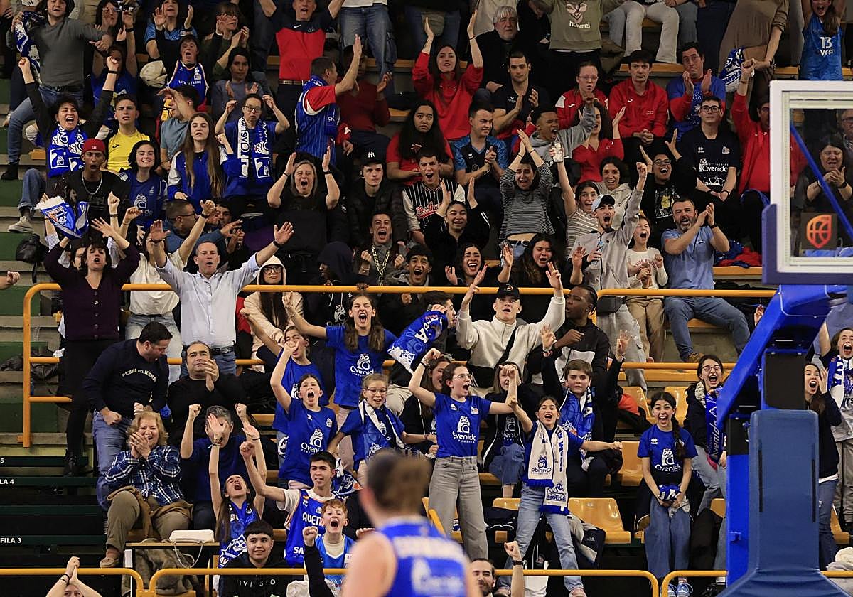 La afición de Perfumerías Avenida durante un partido.