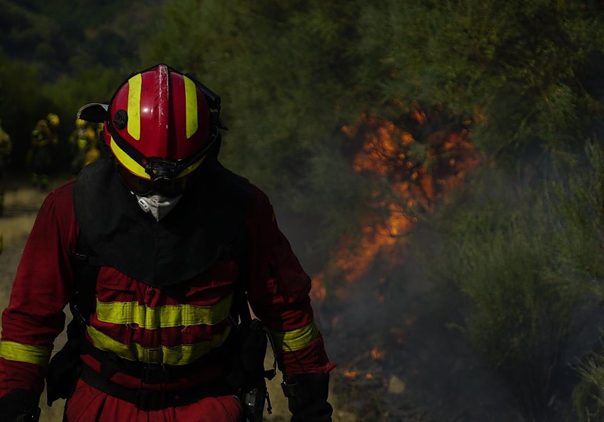 Bombero en labores de extinción en el incendio de Candelario