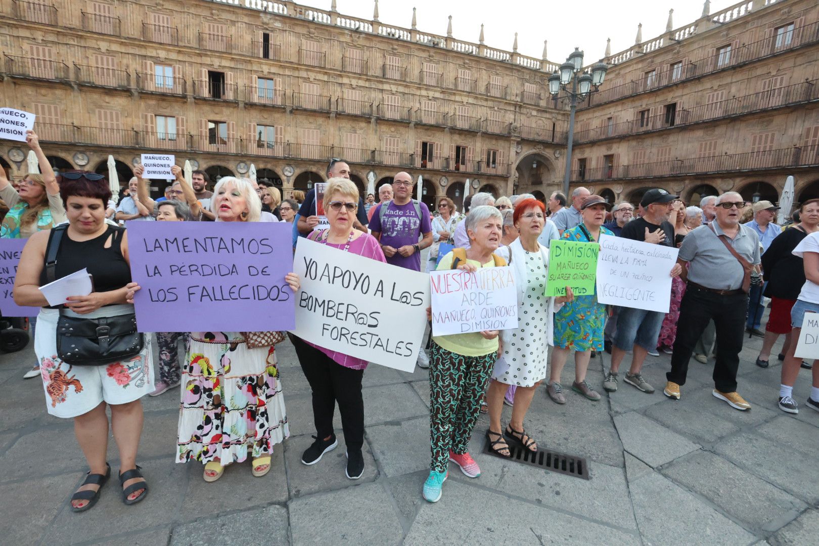 En imágenes, la manifestación en Salamanca por la gestión de los incendios