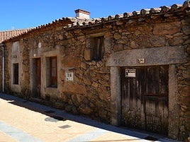 La vivienda en venta está en pie y es completamente de piedra.