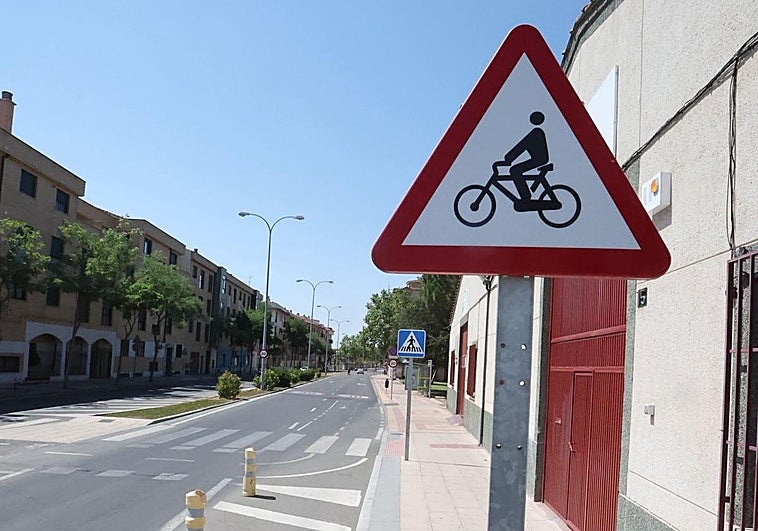 Señal de peligro en el tramo final del carril bici de Puente Ladrillo.
