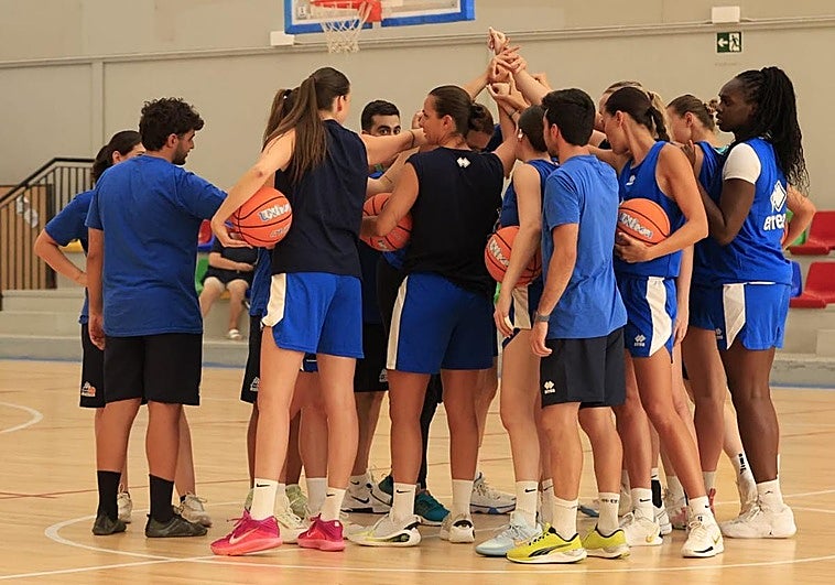 El equipo Perfumerías Avenida en su primer entrenamiento de la temporada.