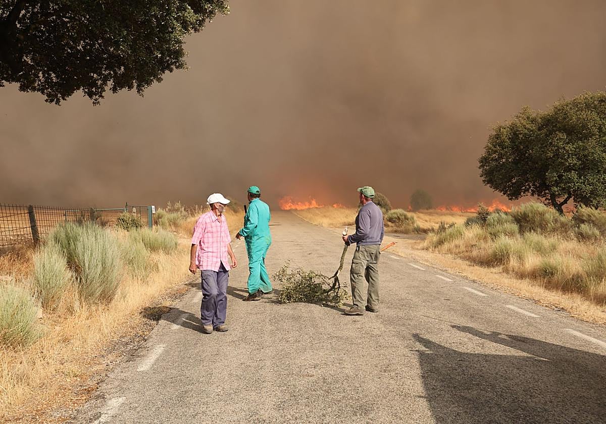 Vecinos de Cipérez trabajan en la extinción de las llamas.