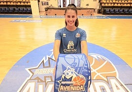 Claudia Soriano en su presentación oficial como jugadora de Perfumerías Avenida