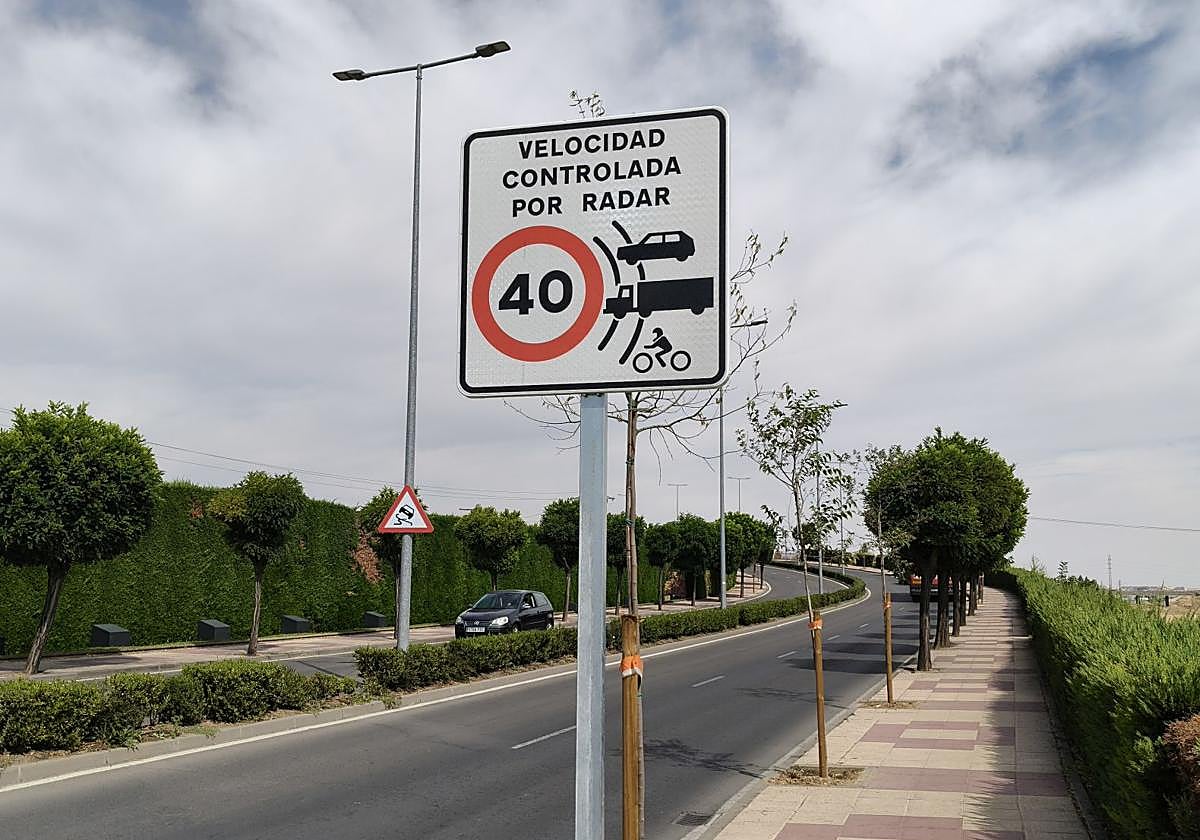 Señal que indica la presencia del radar de control de velocidad en Carbajosa.