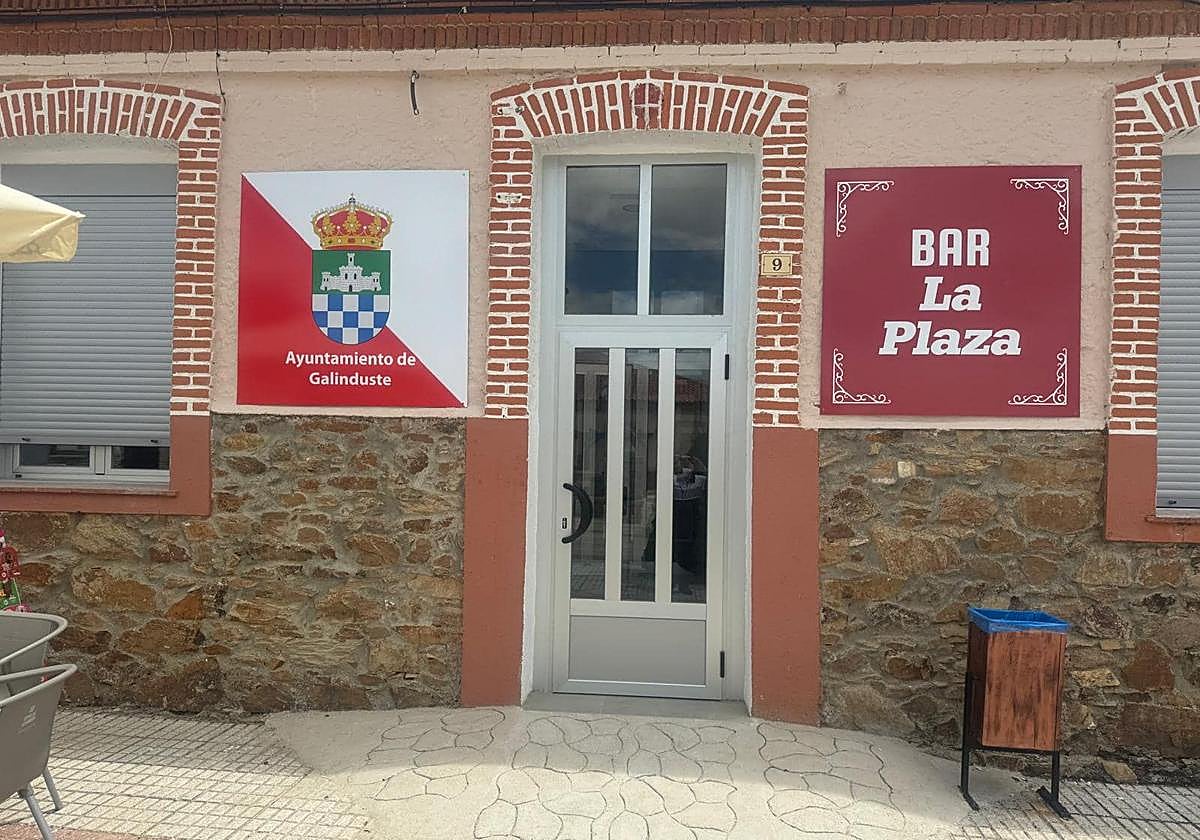 Acceso al bar La Plaza en Galinduste.