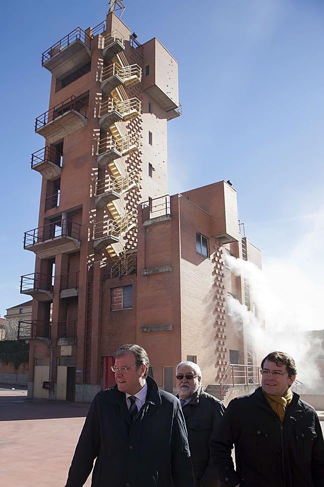 Mañueco y Silván, con la torre al fondo.