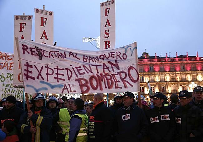 Protesta de los bomberos de Salamanca en la Plaza Mayor en diciembre de 2013.