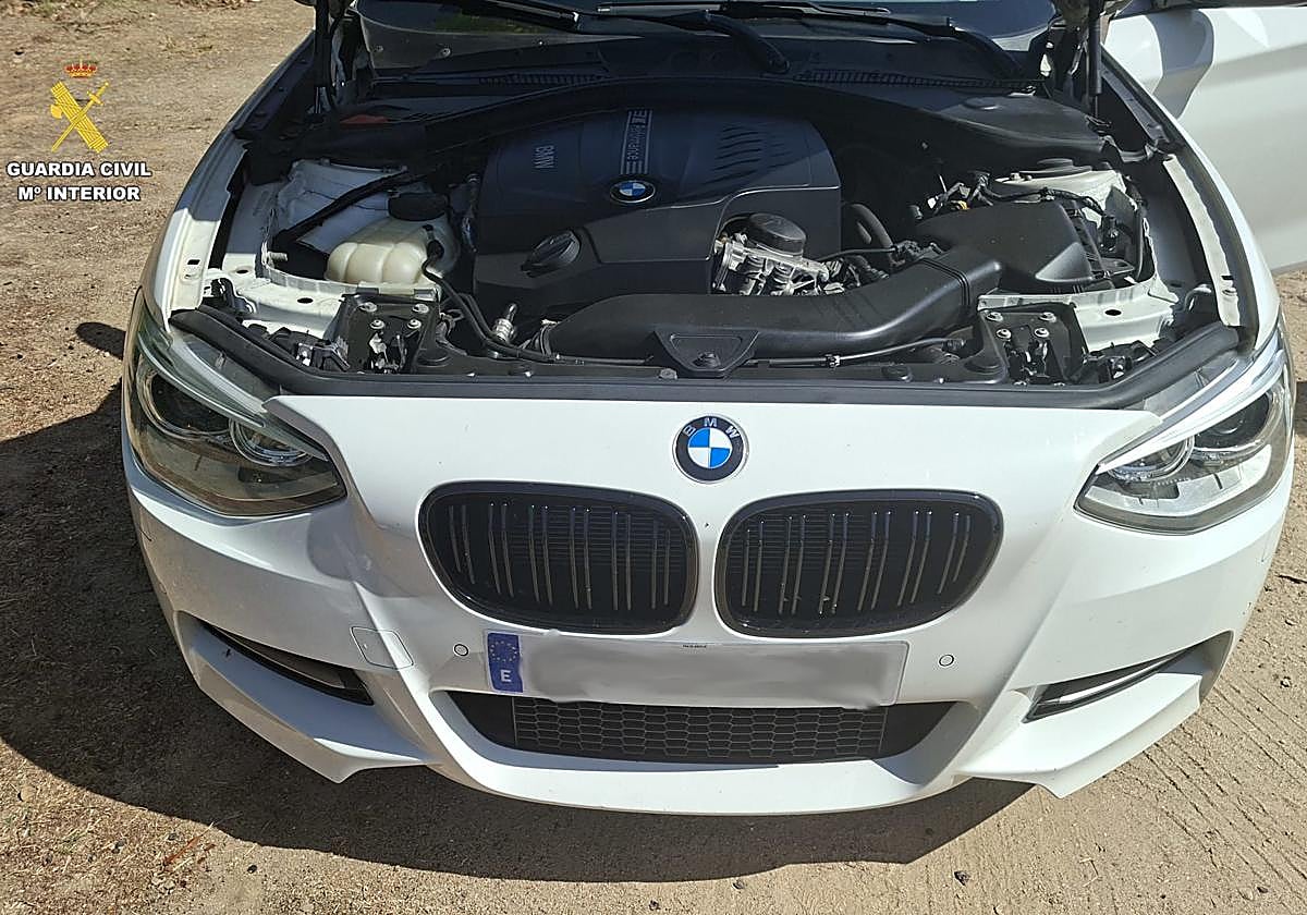 El coche con una matrícula falsificada.