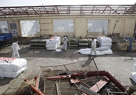Personal retirando amianto de la cubierta de un edificio.