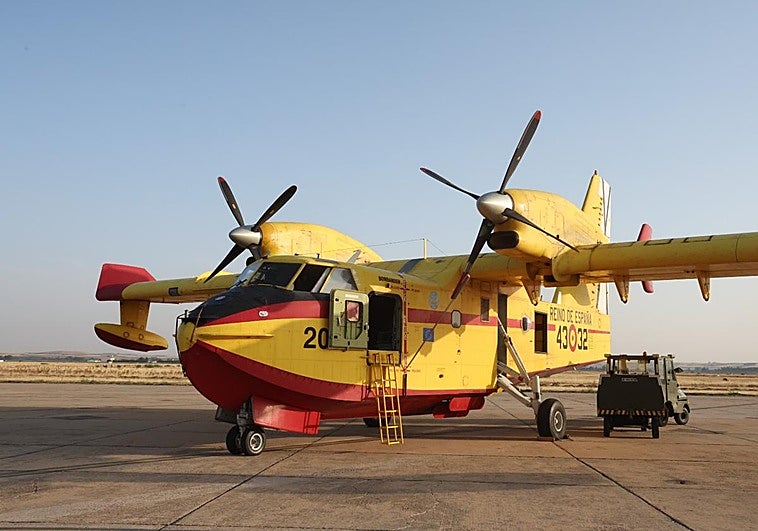 Hidroavión CL-415 en la Base Aérea de Matacán