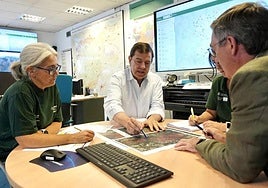 Mañueco en la visita al Centro Autonómico de Mando.