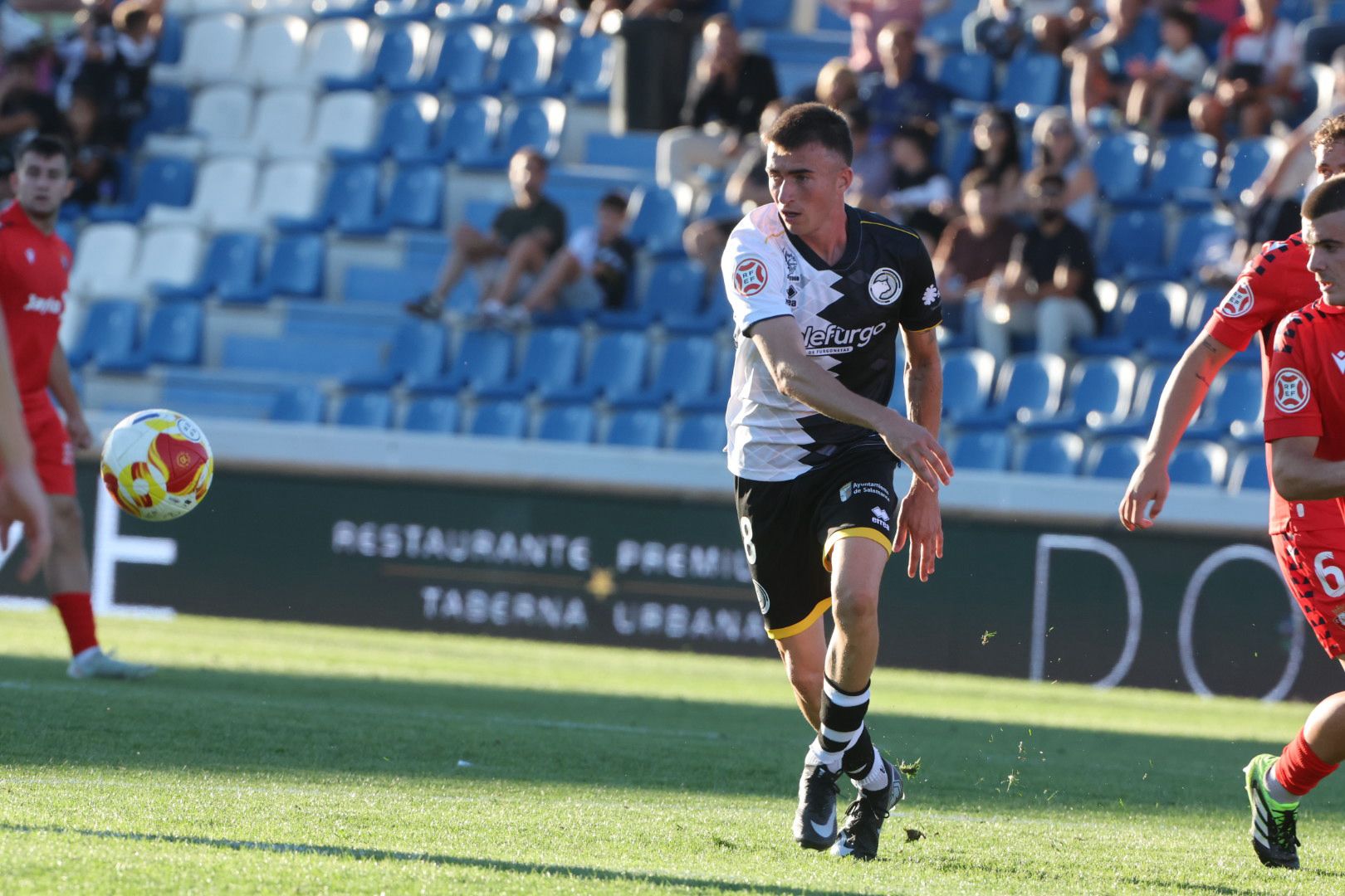 El debut ligero de Unionistas con 3.000 personas en el Reina Sofía