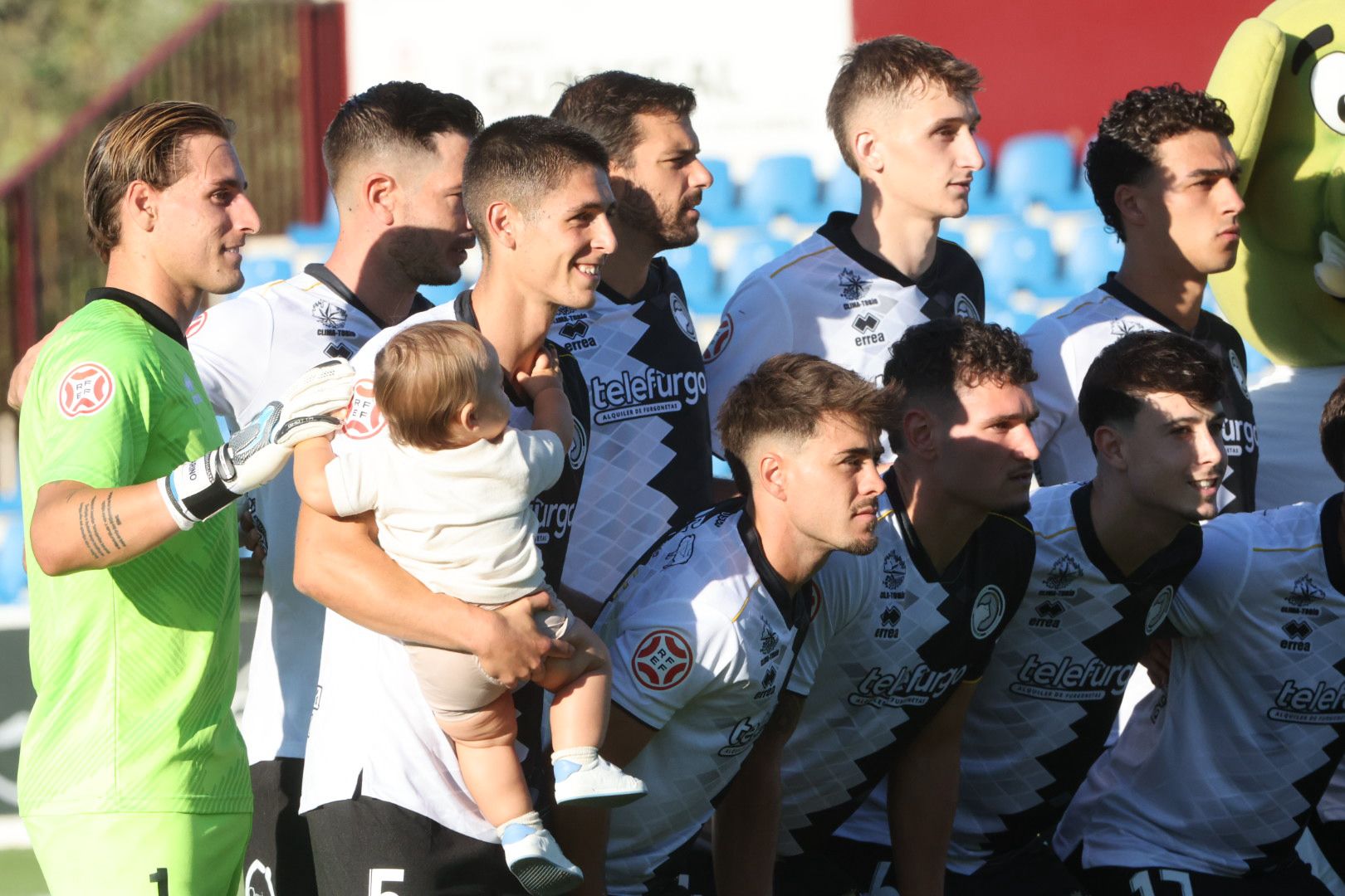 El debut ligero de Unionistas con 3.000 personas en el Reina Sofía